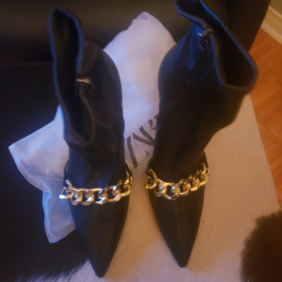 Gorgeous black sock booties with gold chain - Picture 4 of 9